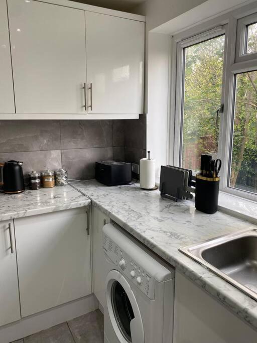 Luxury 2 Bedroom Apartment, Parking, Few Minutes Walk From Wembley Stadium Londres Exterior foto